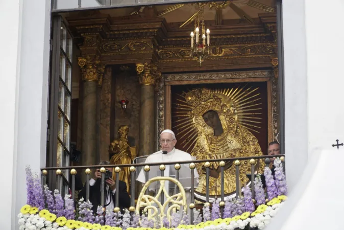 Papa Francesco alla Porta dell' Aurora a Vilnius  |  | Andrea Gagliarducci / Aci Stampa 