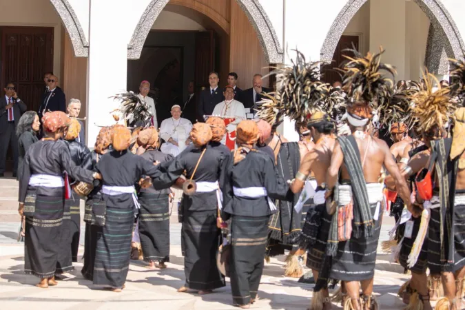 Papa Francesco le danze all'esterno della cattedrale di Dili |  | Daniel Ibanez/ EWTN