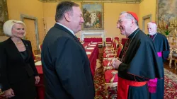 Il segretario di Stato USA Mike Pompeo dialoga con il Cardinale Pietro Parolin nel Palazzo Apostolico Vaticano. A sinistra, l'ambasciatore USA presso la Santa Sede Callista Gingrich. A destra, l'arcivescovo Paul Richard Gallagher, "ministro degli Esteri" vaticano / da Twitter