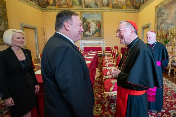 Il segretario di Stato USA Mike Pompeo dialoga con il Cardinale Pietro Parolin nel Palazzo Apostolico Vaticano. A sinistra, l'ambasciatore USA presso la Santa Sede Callista Gingrich. A destra, l'arcivescovo Paul Richard Gallagher, "ministro degli Esteri" vaticano / da Twitter