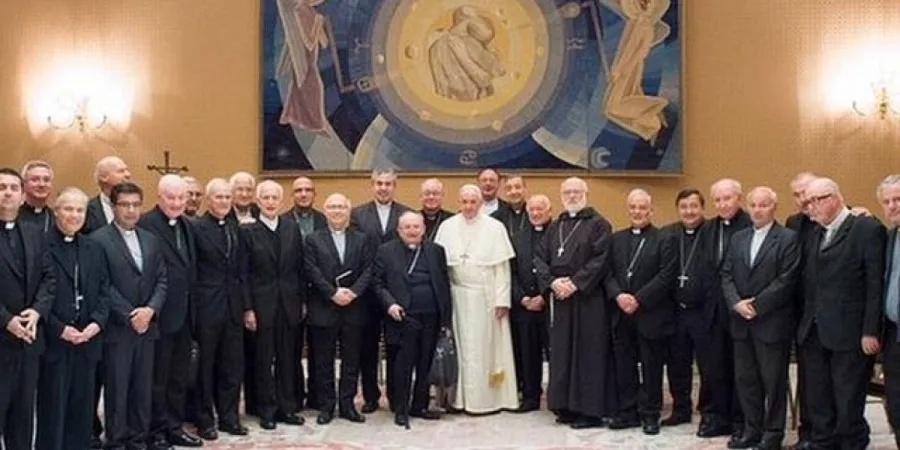 Papa Francesco e i vescovi del Cile | Papa Francesco con i vescovi del Cile nell'incontro dello scorso maggio | Vatican Media / ACI Group