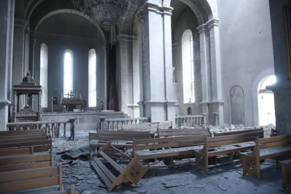 L'interno della Cattedrale di San Salvatore a Shusha, in Nagorno Karabach, fortemente danneggiata dai bombardamenti / Armenpress