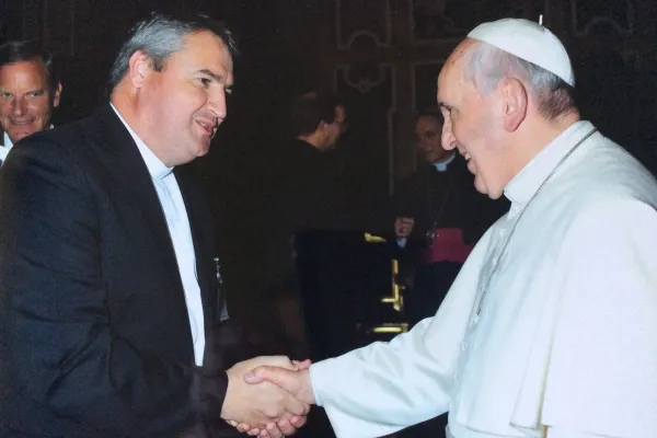 Padre Andrew Small con Papa Francesco in una foto del 2014 / FB