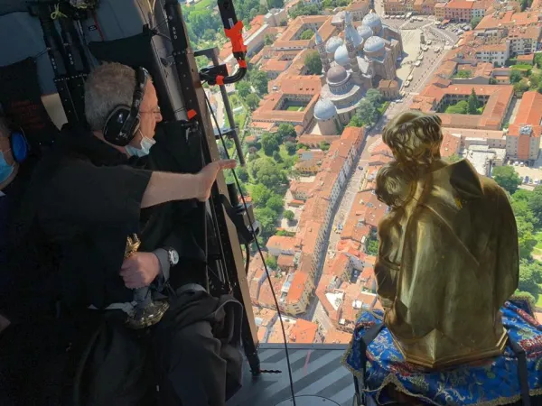 Le reliquie di Sant' Antonio in volo su Padova  |  | Sant'Antonio.org