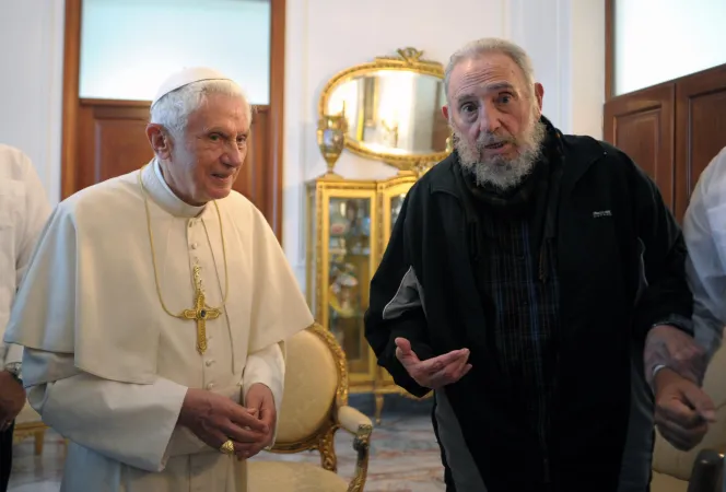 Benedetto XVI e Fidel Castro | Fidel Castro visita Benedetto XVI durante il viaggio di quest'ultimo a Cuba, marzo 2012 | © L'Osservatore Romano Photo