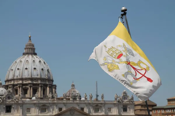 La Basilica di San Pietro e la bandiera del Vaticano / Bohumil Petrik / CNA