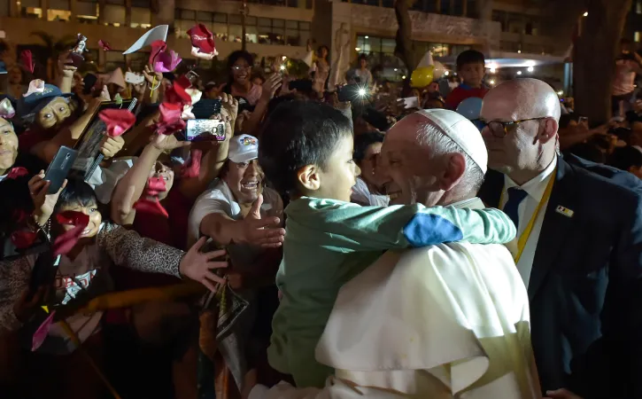 Il Papa saluta i fedeli che lo attendono in nunziatura a Lima  |  | ACI Group/ Vatican Media 