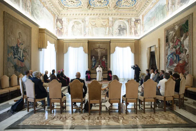 Papa Francesco e i familiari di Corinaldo | Papa Francesco incontra i familiari delle vittime delle tragedia di Corinaldo dell'8 dicembre 2018, Palazzo Apostolico Vaticano, 12 settembre 2020 | Vatican Media / ACI Group 