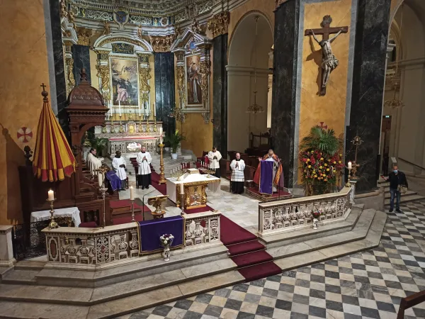 Momento di preghiera per le vittime | Il momento di preghiera per le vittime ieri nella cattedrale di Santa Riparata a Nizza | FB - Catholique des Alpes Maritimes