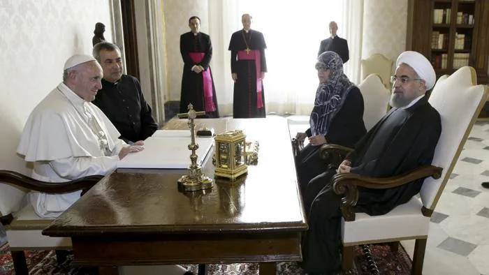 Padre Majidi fa da interprete al Papa | Un momento dell'incontro tra Papa Francesco e il presidente Rouhani. A fianco del Papa, padre Majidi | LOR