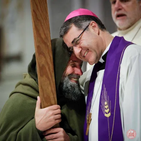 Papa Francesco a Palermo | Fratel Biagio mentre abbraccia l'arcivescovo di Palermo, Mons. Corrado Lorefice | Arcidiocesi di Palermo