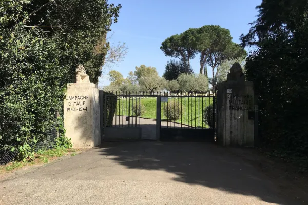 L'ingresso del Cimitero Militare Francese di Roma / FB 