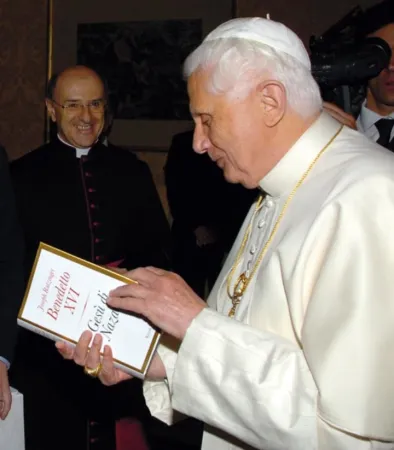 Benedetto XVI con il libro appena stampato  |  | LEV