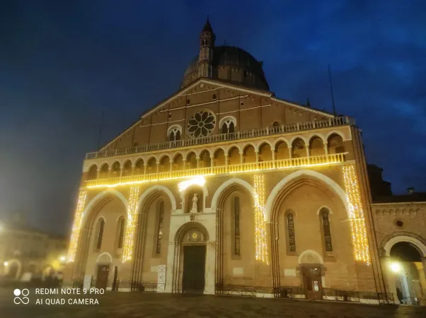 La Basilica con le luci natalizie |  | Basilica di Stant'Antonio