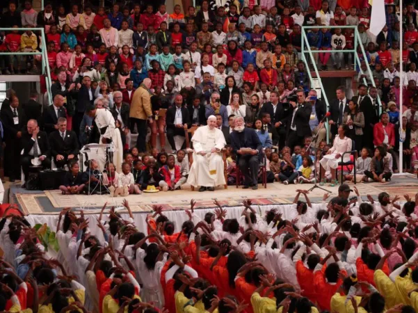 Papa Francesco ad Akamasoa con Padre Pedro |  | Ed Pentin / EWTN