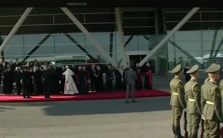 Papa Francesco all'aeroporto di Yerevan, in partenza per Roma |  | CTV