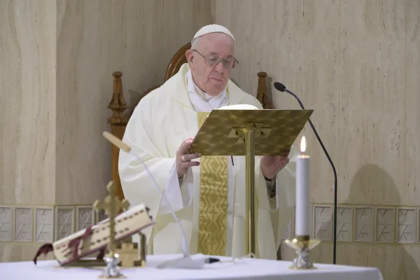 Papa Francesco durante una Messa nella cappella della Domus Sanctae Marthae / Vatican Media / ACI Group