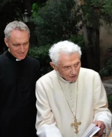 Benedetto XVI e Georg Gaenswein in una recente foto nei Giardini Vaticani  |  | Fondazione Ratzinger