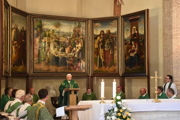 Benedetto XVI e il Ratzinger Schuelerkreis | Benedetto XVI e il Ratzinger Schuelerkreis, Campo Santo Teutonico, Città del Vaticano, 30 agosto 2015  | Fondazione Ratzinger