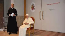 Dettaglio di uno degli incontri di Benedetto XVI con lo Schuelerkreis al Campo Santo Teutonico, nei primi anni dopo la rinuncia / Fondazione Ratzinger