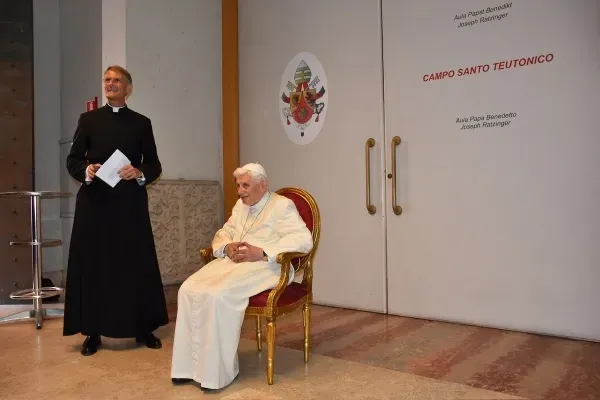 Benedetto XVI, Schuelerkreis | Dettaglio di uno degli incontri di Benedetto XVI con lo Schuelerkreis al Campo Santo Teutonico, nei primi anni dopo la rinuncia | Fondazione Ratzinger