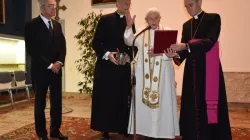 Benedetto XVI e il Ratzinger Schuelerkreis, Campo Santo Teutonico, Città del Vaticano, 30 agosto 2015  / Fondazione Joseph Ratzinger 