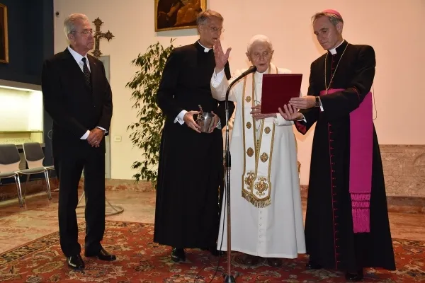 Benedetto XVI e il Ratzinger Schuelerkreis | Benedetto XVI e il Ratzinger Schuelerkreis, Campo Santo Teutonico, Città del Vaticano, 30 agosto 2015  | Fondazione Joseph Ratzinger 