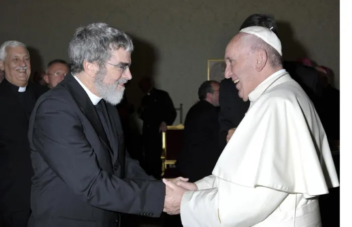 Papa Francesco e fratel Guy Consolmagno | Il Papa con Fratel Guy Consolmagno, direttore della Specola Vaticana | www.vaticanobservatory.va