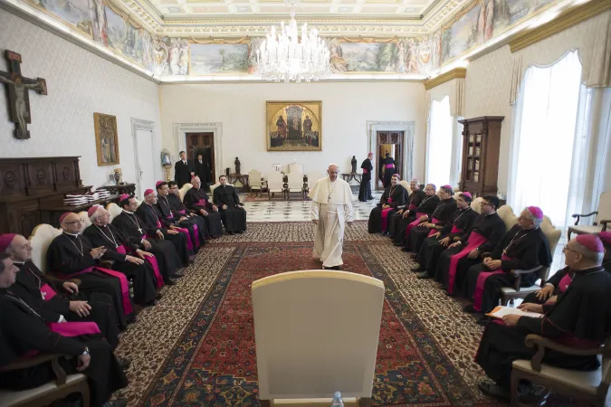 Papa Francesco e i vescovi del Paraguay | Papa Francesco incontra i vescovi del Paraguay in visita ad Limina, Palazzo Apostolico, 6 novembre 2017 | L'Osservatore Romano / ACI Group 