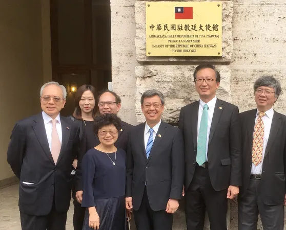 Chien-Jen Chen | Chien-Jen Chen (al centro), allora vicepresidente, posa di fronte l'ambasciata di Taiwan presso la Santa Sede nel 2016 | Wikimedia Commons