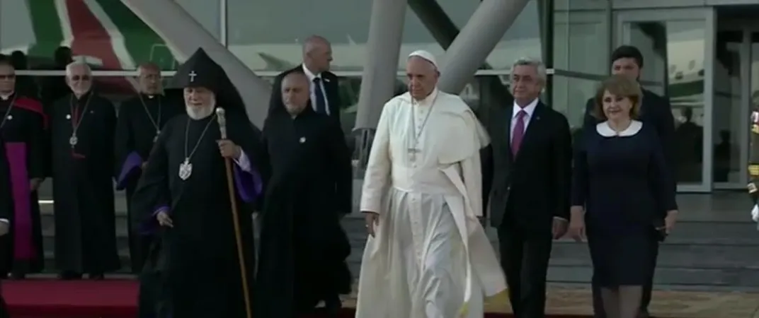 Papa Francesco all'aeroporto di Yerevan, in partenza per Roma |  | CTV