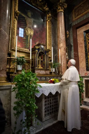 Papa Francesco a San Marcello al Corso | Papa Francesco nella chiesa di San Marcello al Corso, 15 marzo 2020 | Vatican Media / ACI Group