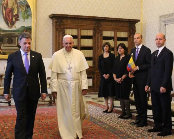 Papa Francesco e Juan Manuel Santos  | L'incontro tra Papa Francesco e il presidente colombiano Juan Manuel Santos | L'Osservatore Romano - pubblicato sul sito dell'Ambasciata di Colombia presso la Santa Sede 