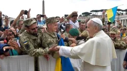 Papa Francesco saluta alcuni soldati ucraini al termine di una udienza generale del 2018 / Ambasciata di Ucraina presso la Santa Sede