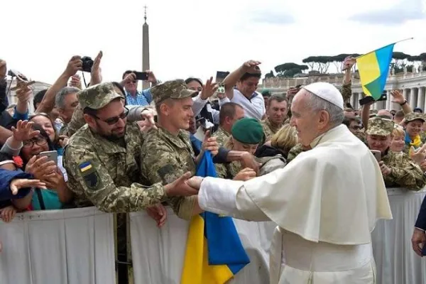 Papa Francesco saluta alcuni soldati ucraini al termine di una udienza generale del 2018 / Ambasciata di Ucraina presso la Santa Sede