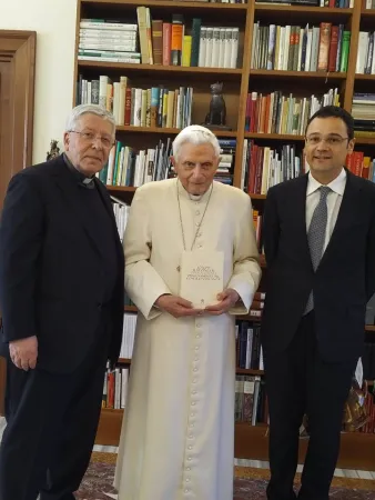 Papa Benedetto riceve don Giuseppe Costa e il professor Azzaro  |  | Fondazione Ratzinger