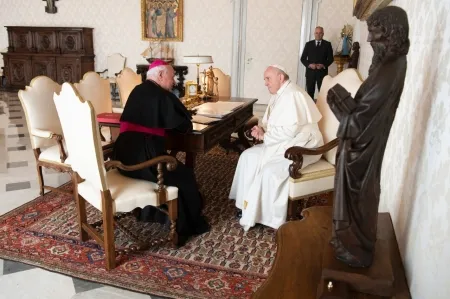 Arcivescovo Paglia, Papa Francesco | L'arcivescovo Vincenzo Paglia presenta a Papa Francesco la nota della Pontificia Accademia per la Vita sull'emergenza Covid - 19, Palazzo Apostolico Vaticano, 30 marzo 2020 | Vatican Media 