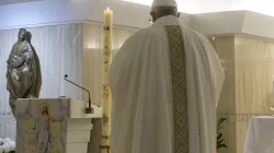 Papa Francesco durante una Messa nella Domus Sanctae Marthae / Vatican Media / ACI Group