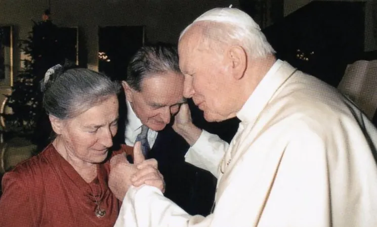 Una foto di Giovanni Paolo II a Wanda Półtawska con il marito |  | pd