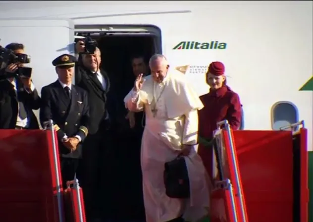 Papa Francesco all'aeroporto di Yerevan, in partenza per Roma |  | CTV