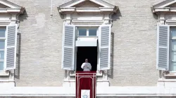 Papa Francesco durante la lettura di un Angelus / Lucia Ballester / ACI Group