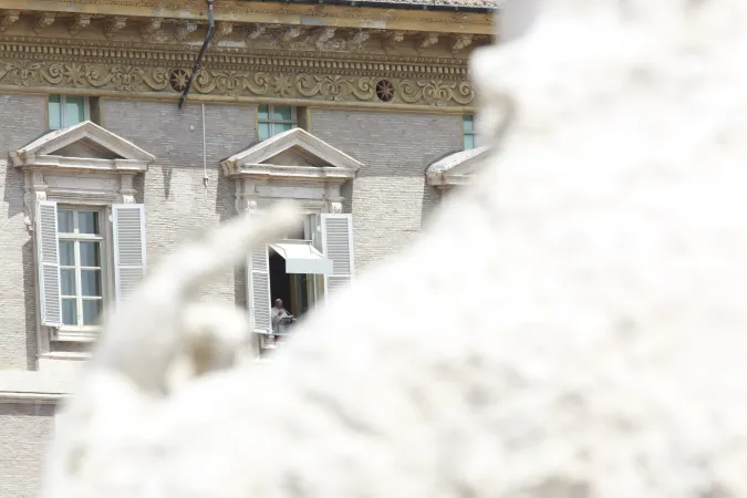 Angelus di Papa Francesco  | Papa Francesco, in lontananza, affacciato dalla terrazza dello studio dell'Appartamento Papale del Palazzo Apostolico per la predica dell'Angelus | Daniel Ibanez / ACI Group