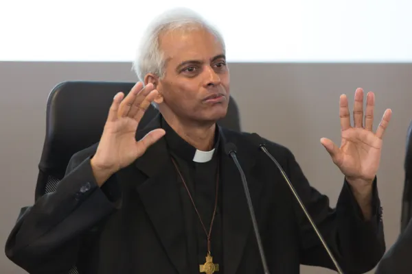 Padre Tom durante l'incontro con i giornalisti, Salesianum, Roma, 16 settembre 2017 / Daniel Ibanez / ACI Group