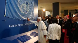 Benedetto XVI benedice una bandiera delle Nazioni Unite durante la sua visita al Palazzo di Vetro / UN.org