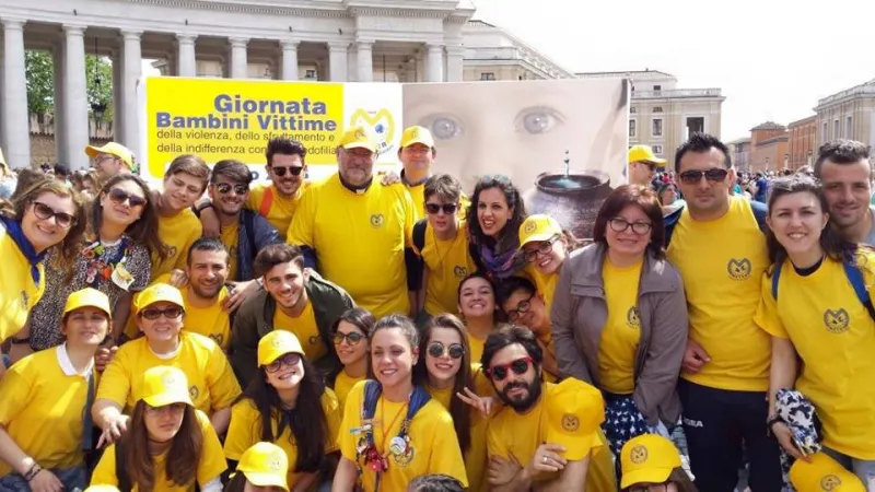 Don Di Noto in Piazza san Pietro nella Giornata per le vittime degli abusi  |  | Meter