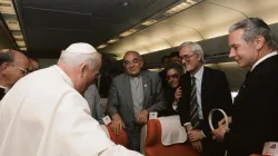 Il cardinale Roberto Tucci in volo con Giovanni Paolo II nel 1985 in viaggio verso l 'America Latina / da: " Compagni di viaggio" ed LEV/ OR