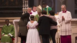 Dei membri della comunità latinoamericana di Santa Lucia, a Roma, presentano a Papa Francesco le offerte per l'offertorio della Messa per la Giornata Mondiale del Migrante, Basilica di San Pietro, 14 gennaio 2018 / Marina Testino / ACI Group