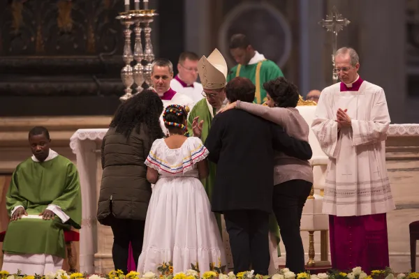 Dei membri della comunità latinoamericana di Santa Lucia, a Roma, presentano a Papa Francesco le offerte per l'offertorio della Messa per la Giornata Mondiale del Migrante, Basilica di San Pietro, 14 gennaio 2018 / Marina Testino / ACI Group