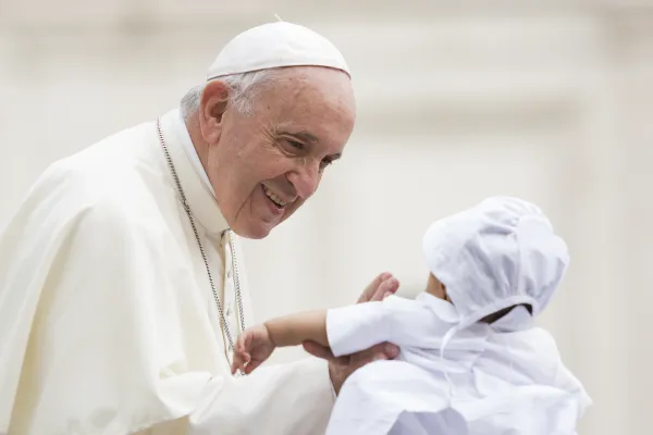 Papa Francesco saluta un bambino durante l'udienza generale del 18 settembre 2018  / Marina Testino / ACI Group