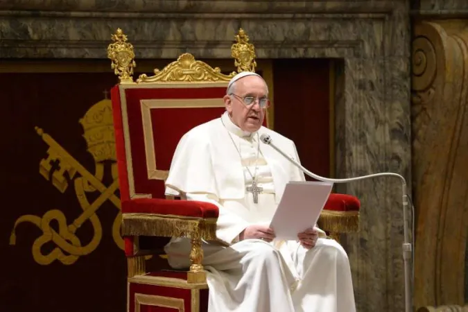 Papa Francesco in Sala Clementina  | Papa Francesco durante un discorso in Sala Clementina | L'Osservatore Romano / ACI Group